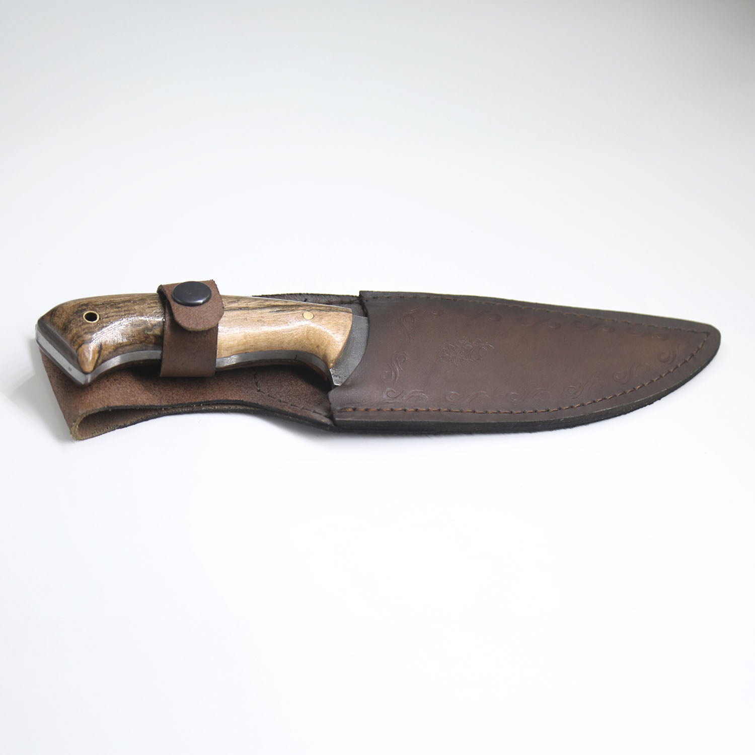El Yapımı Dövme Av Bıçağı – 5160 Çelik, Ceviz Saplı, Deri Kılıflı Profesyonel Outdoor Bıçağı